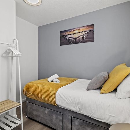 Serviced Apartment In Kettering Town Center - Stylish 2 Bedroom Apartment, Sleeps 4, Free Parking, Wifi, Sky, Netflix Northampton Kültér fotó