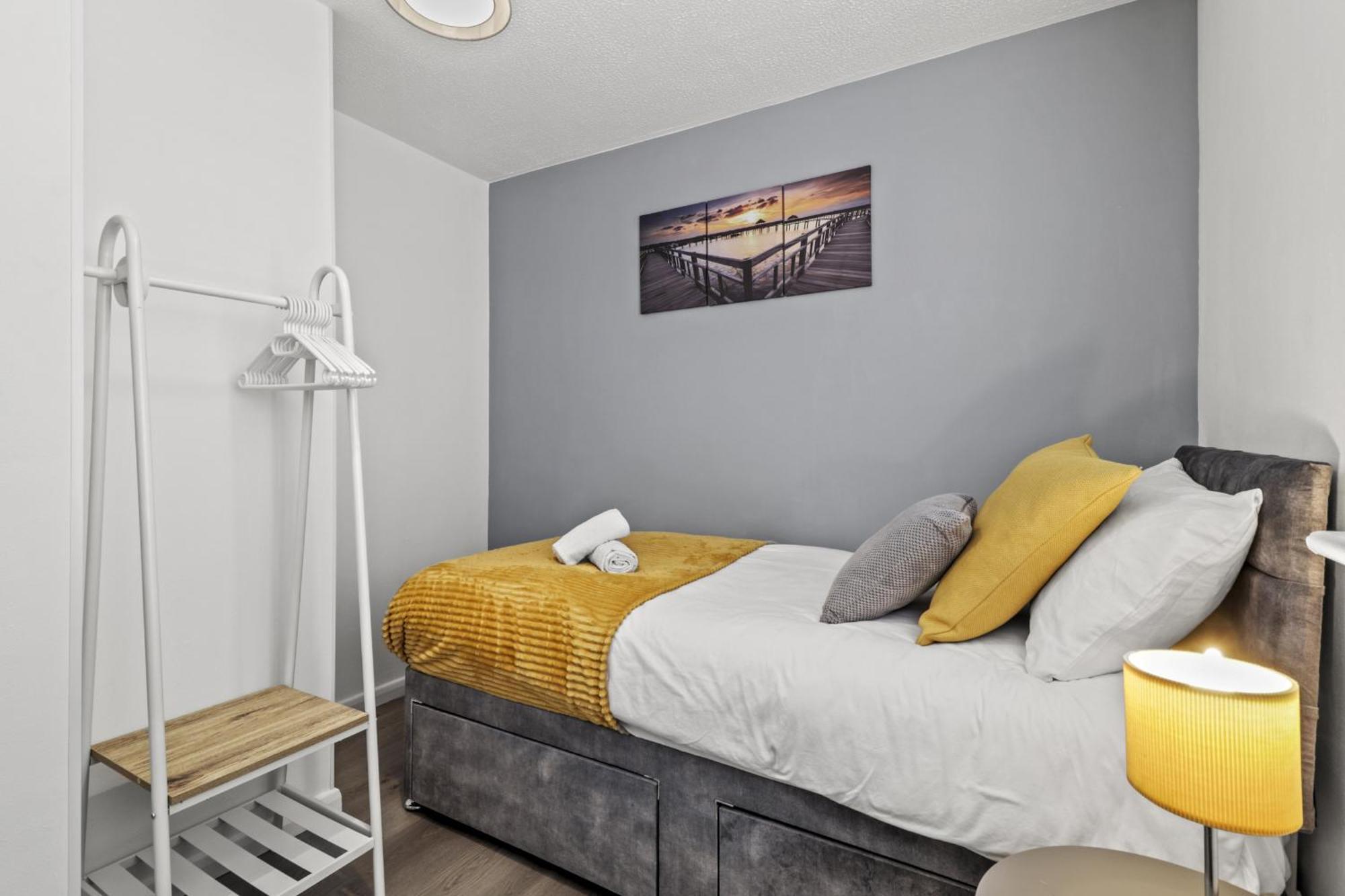 Serviced Apartment In Kettering Town Center - Stylish 2 Bedroom Apartment, Sleeps 4, Free Parking, Wifi, Sky, Netflix Northampton Kültér fotó